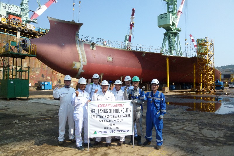 [울산지부] 1,800 TEU Container (HMDC4116) 용골 거치식.jpg