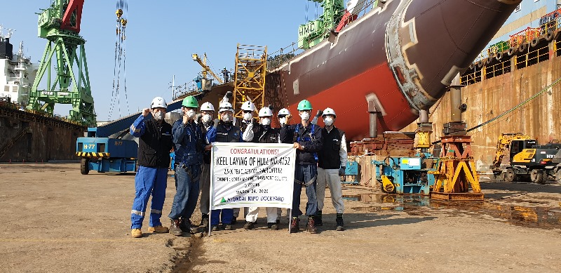 [울산지부] 2,500TEU Container Ship (HMDC4152) 용골 거치식 (1).jpg