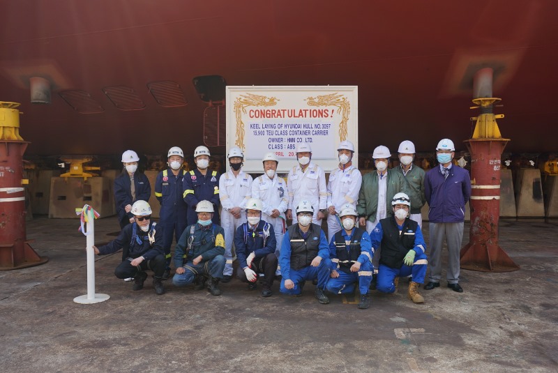 [울산지부] 15,900TEU Container Ship (HDHI3097) 용골 거치식.jpg