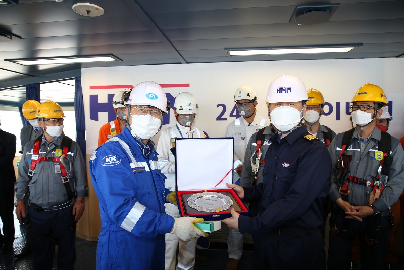 [거제지부] 23,700TEU Container Ship HMM COPENHAGEN 안전운항 결의대회 (1).jpg