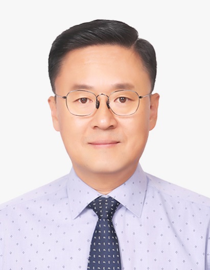 인간의 얼굴, 셔츠, 안경, 사람이(가) 표시된 사진  자동 생성된 설명