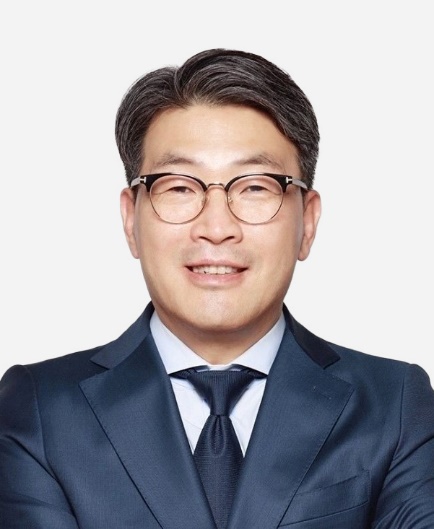 인간의 얼굴, 사람, 의류, 안경이(가) 표시된 사진  자동 생성된 설명