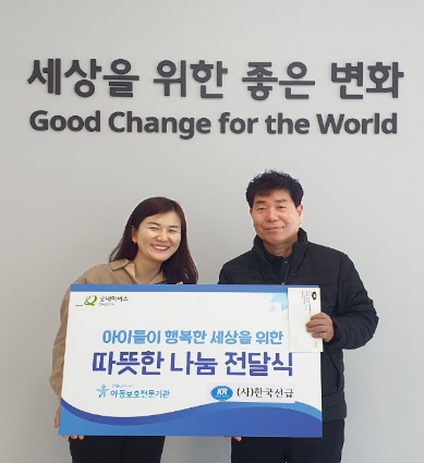 텍스트, 인간의 얼굴, 의류, 미소이(가) 표시된 사진  자동 생성된 설명
