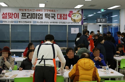 의류, 사람, 테이블, 사람들이(가) 표시된 사진  자동 생성된 설명